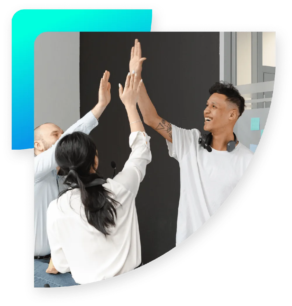 Ein Team klatscht sich nach einem erfolgreichen Workshop ab